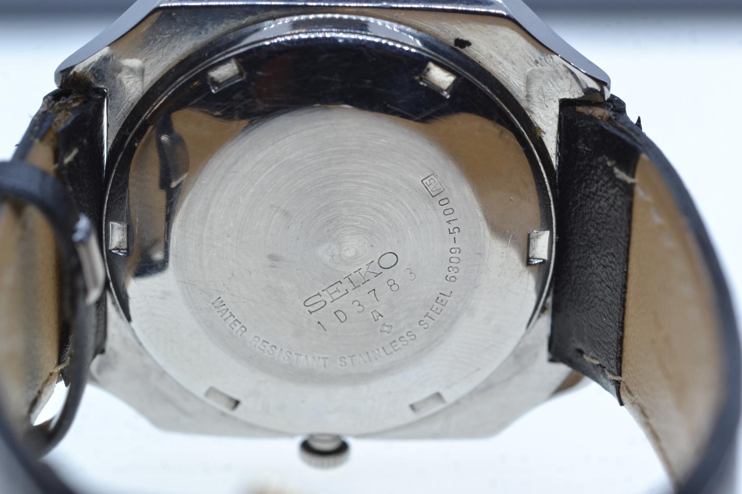 Seiko 5 stainless steel square-shaped automatic watch with day date aperture, 21 jewels, case width  - Image 3 of 5