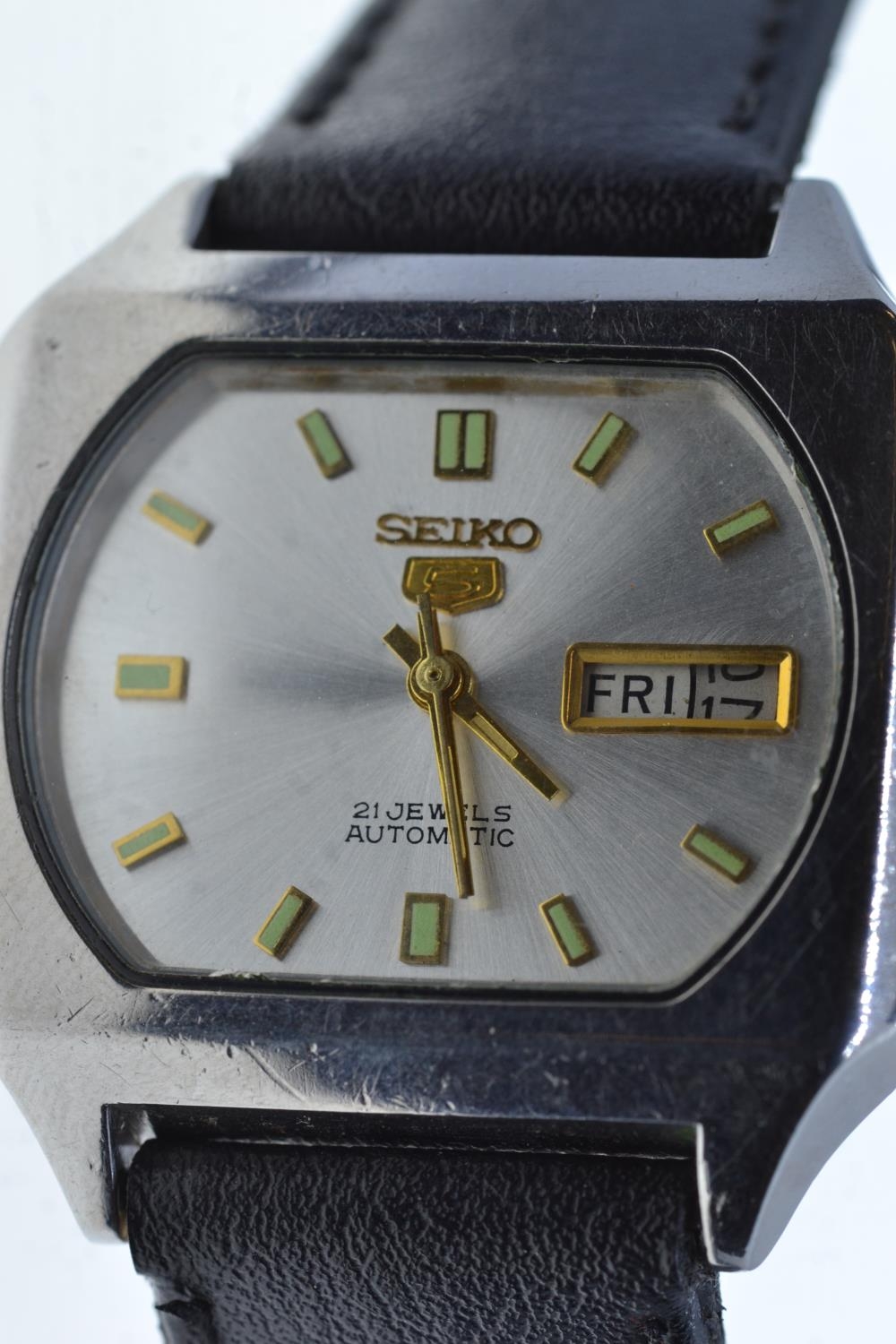 Seiko 5 stainless steel square-shaped automatic watch with day date aperture, 21 jewels, case width 