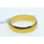 22ct gold band, size W, 7.4 grams