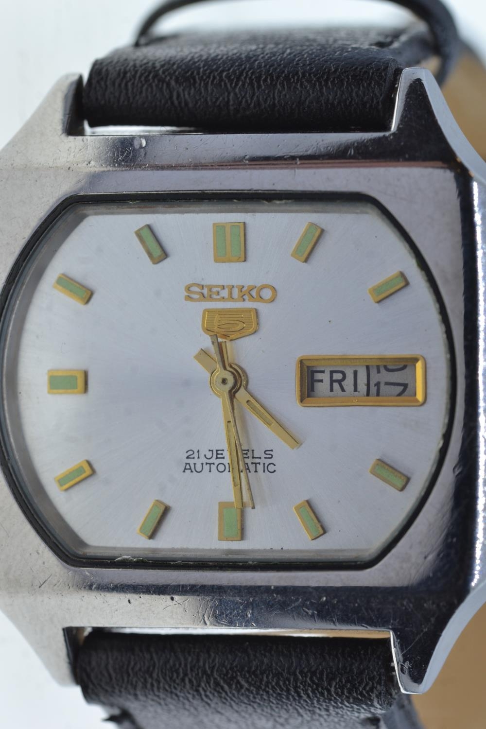 Seiko 5 stainless steel square-shaped automatic watch with day date aperture, 21 jewels, case width  - Image 2 of 5