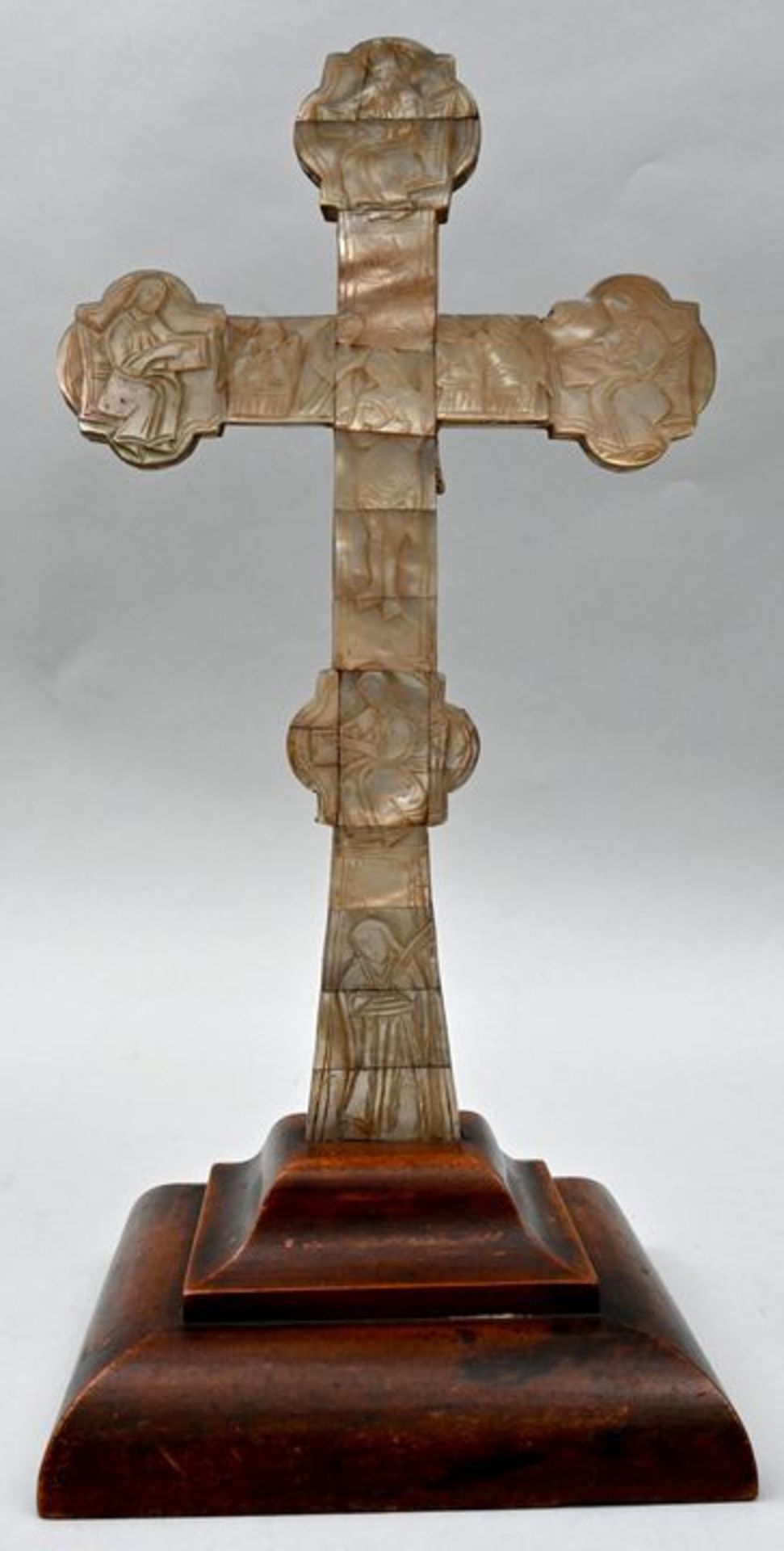 Perlmutt Kruzifix, 19./20. Jh.Perlmutt, Holz Mit Darstellungen von Christus am Kreuz und bete