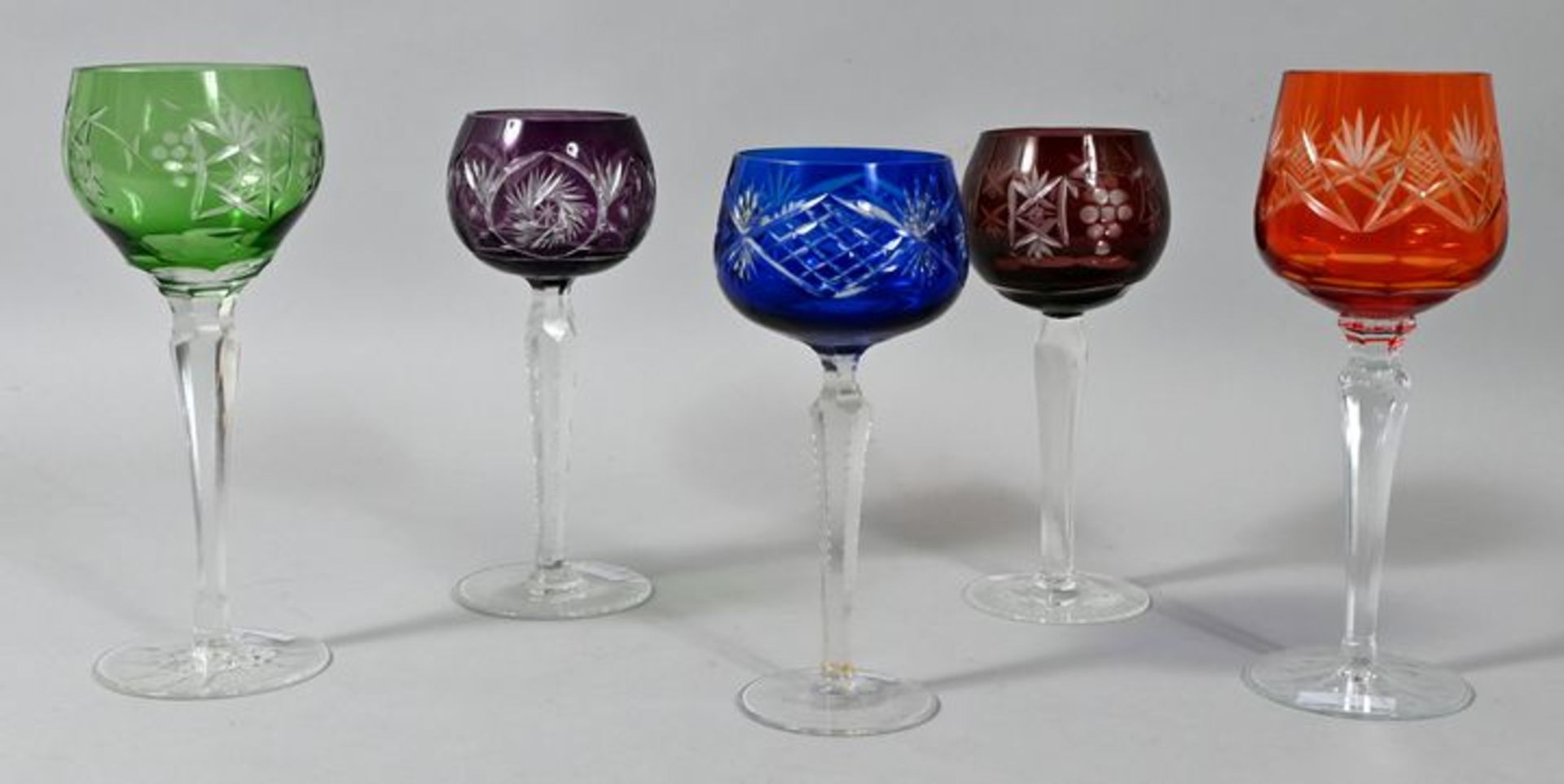 Fünf verschiedene Wein-Römer, 20. Jh.Farbloses Glas/ Kristall, Schäfte facettiert, Kuppas