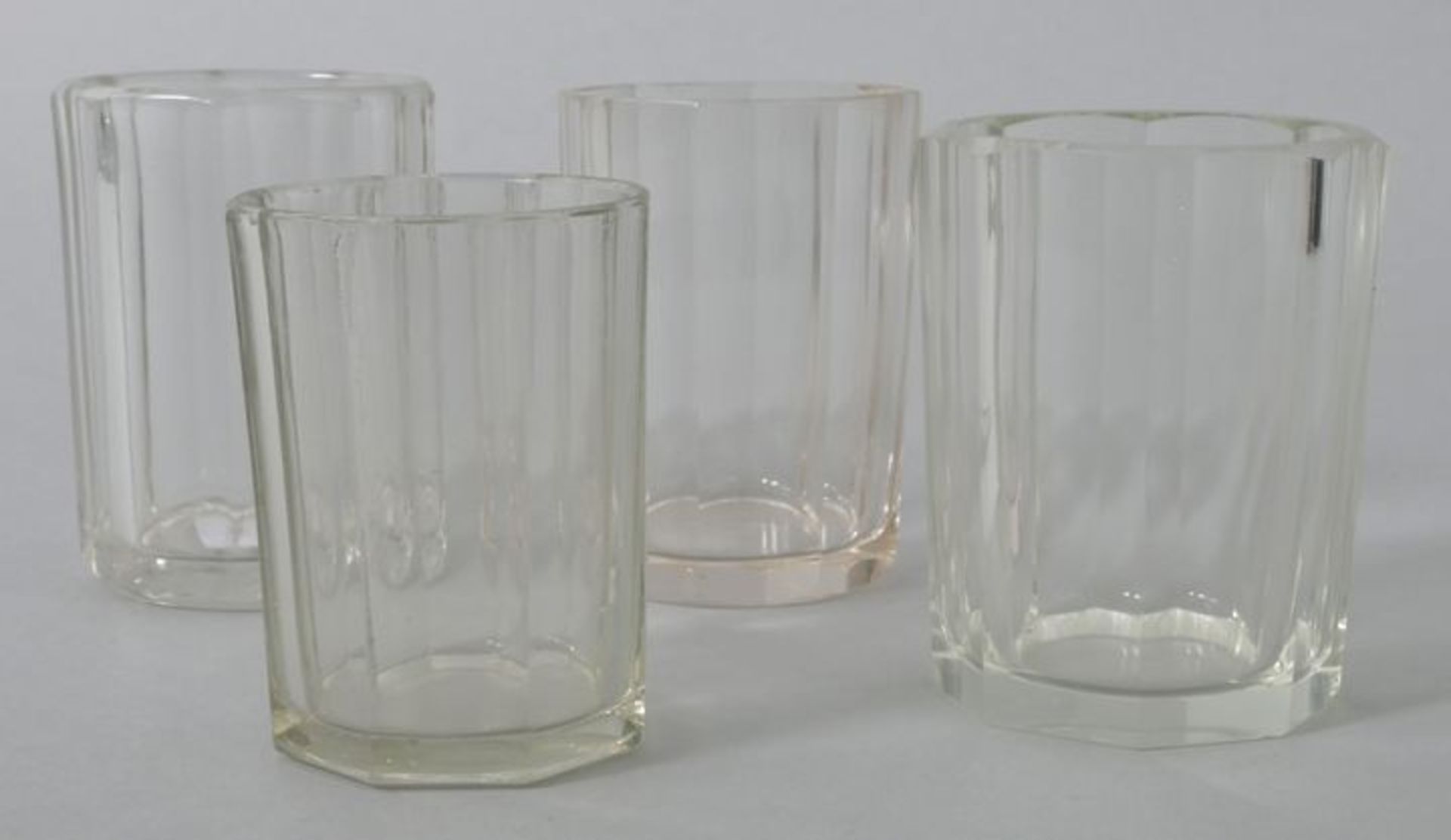 4 Bechergläser, 19. Jh.Farbloses Glas, 2 St. Pressglas. Zylindrische Wandung facettiert. 2 S