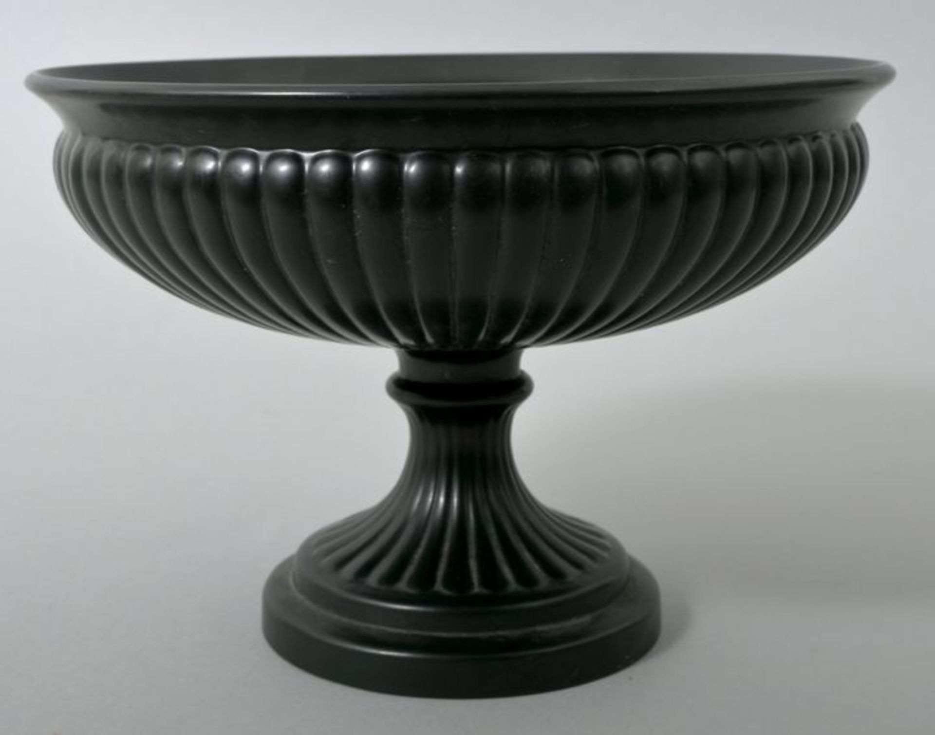 Tafelaufsatz/ Tazza, England, Wedgwood, nach 1929Porzellan, Mattglasur in Schwarzgrün. Fuß