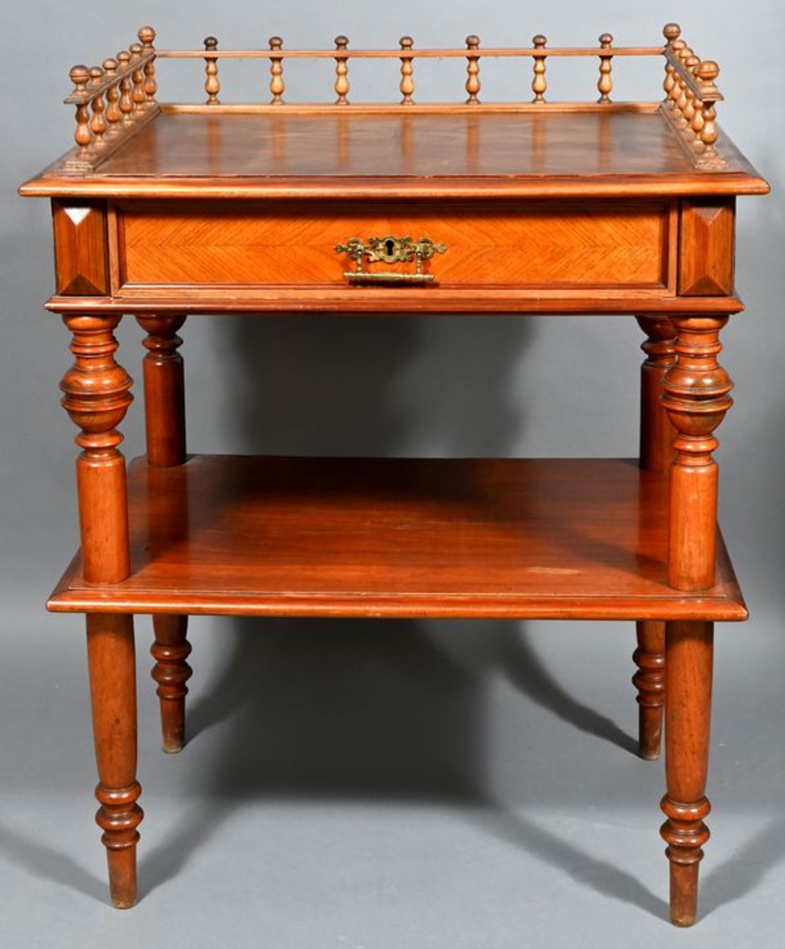 Gründerzeit-Etagere, Deutsch, um 1880Nussbaum auf Nadelholz furniert, vier gedrechselte Bein