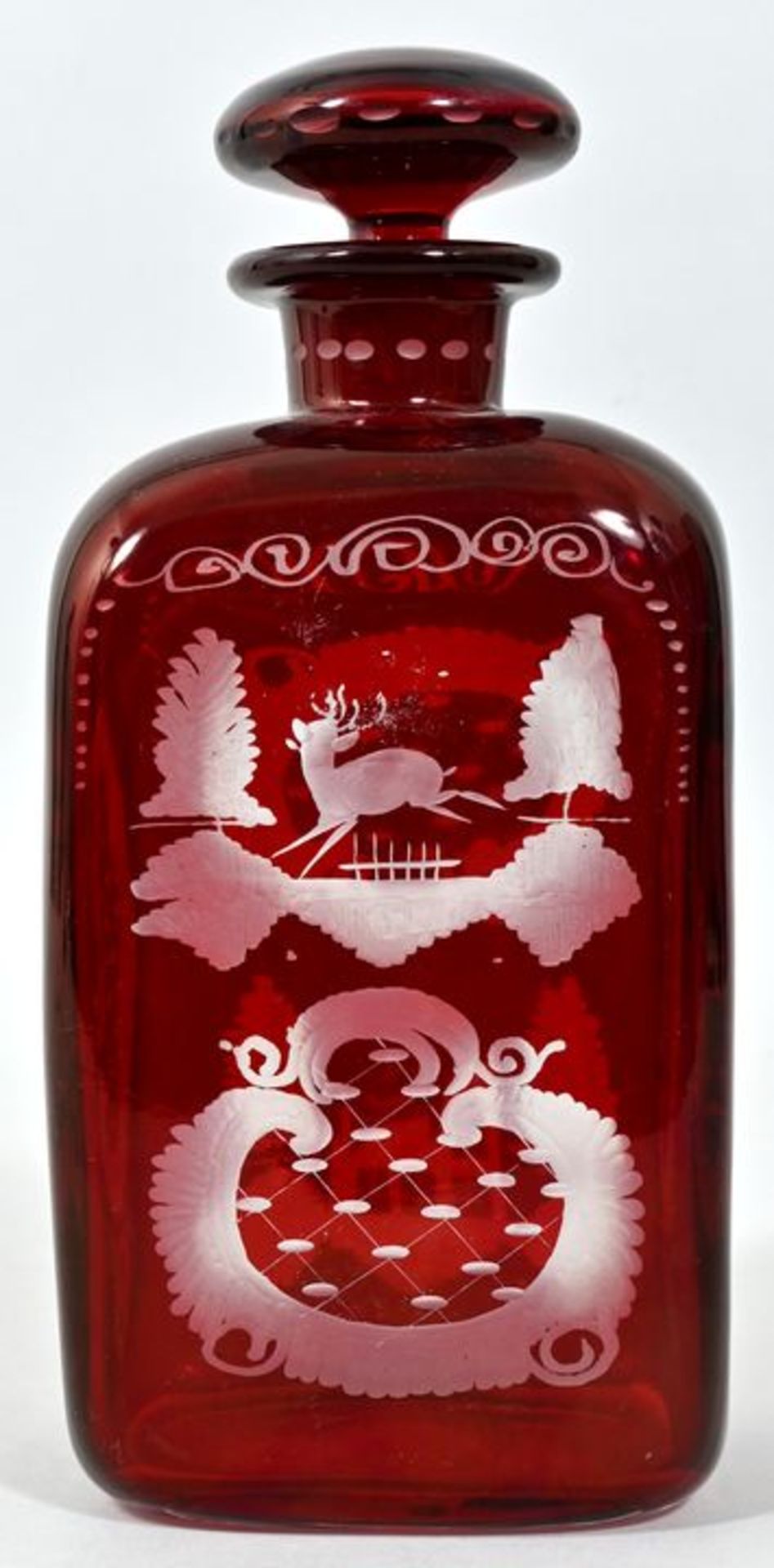 Flasche/ Karaffe, Böhmen, 20. Jh.Farbloses Glas, rot gebeizt, matt geschnittenes Dekor, sog. - Bild 2 aus 3