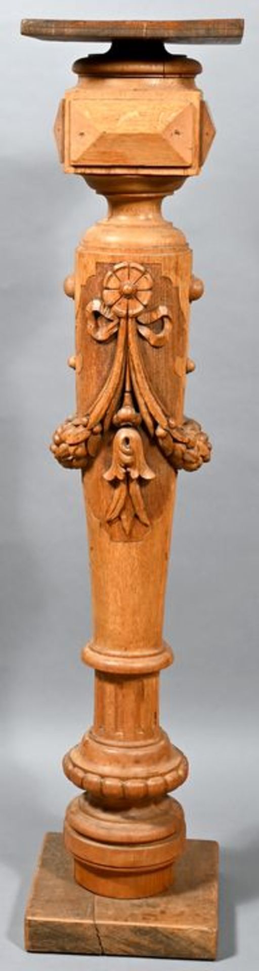 Blumensäule, um 1920Eiche, gedrechselt und geschnitzt, 137,5 x 30 x 30 cm Flower column, aro