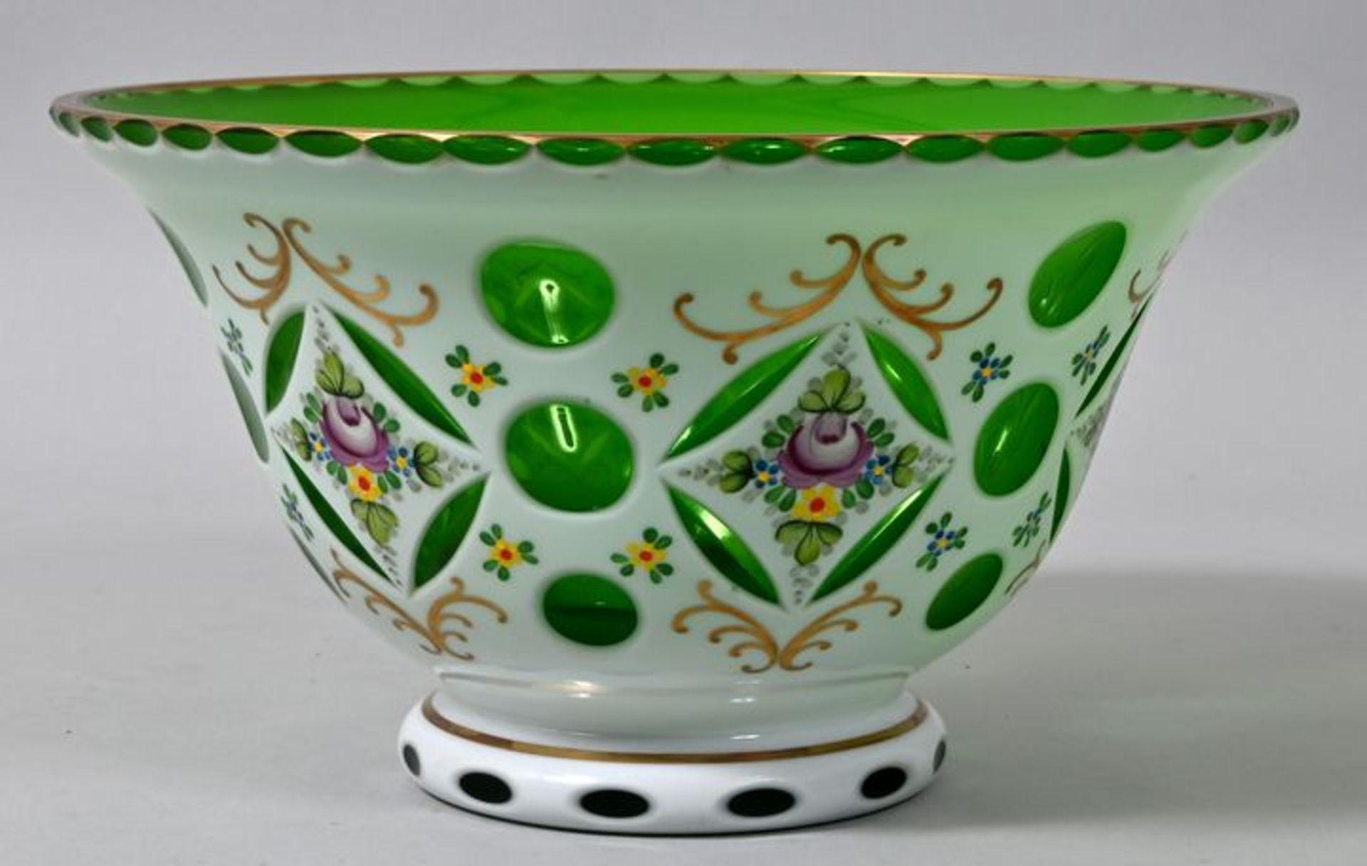 Glasschale, Böhmen, 20. Jh.Grünes Glas mit Milchglasüberfang, Schliffdekor, florale Emailf