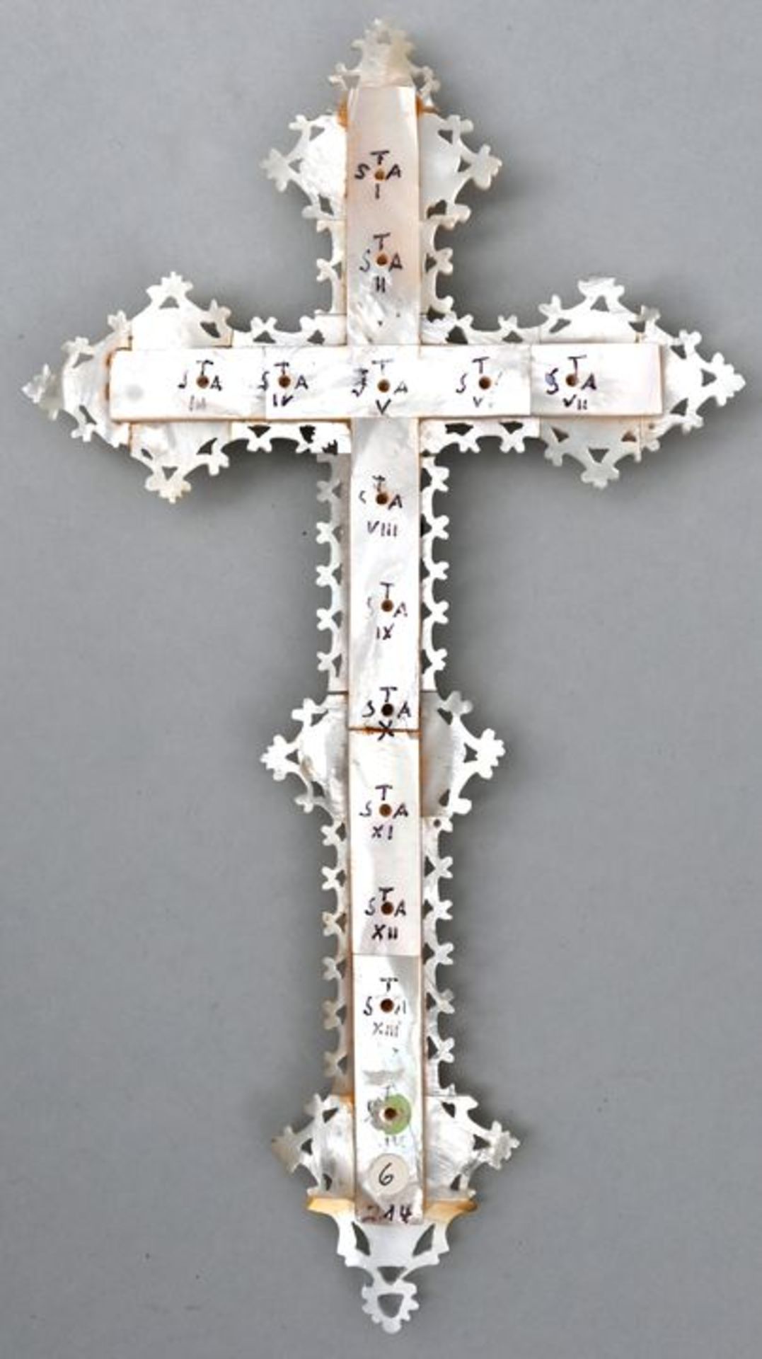 Perlmutt Kruzifix mit Christus FigurPerlmutt, Messing Sammlernummerierung auf der Rückseite, - Bild 2 aus 2