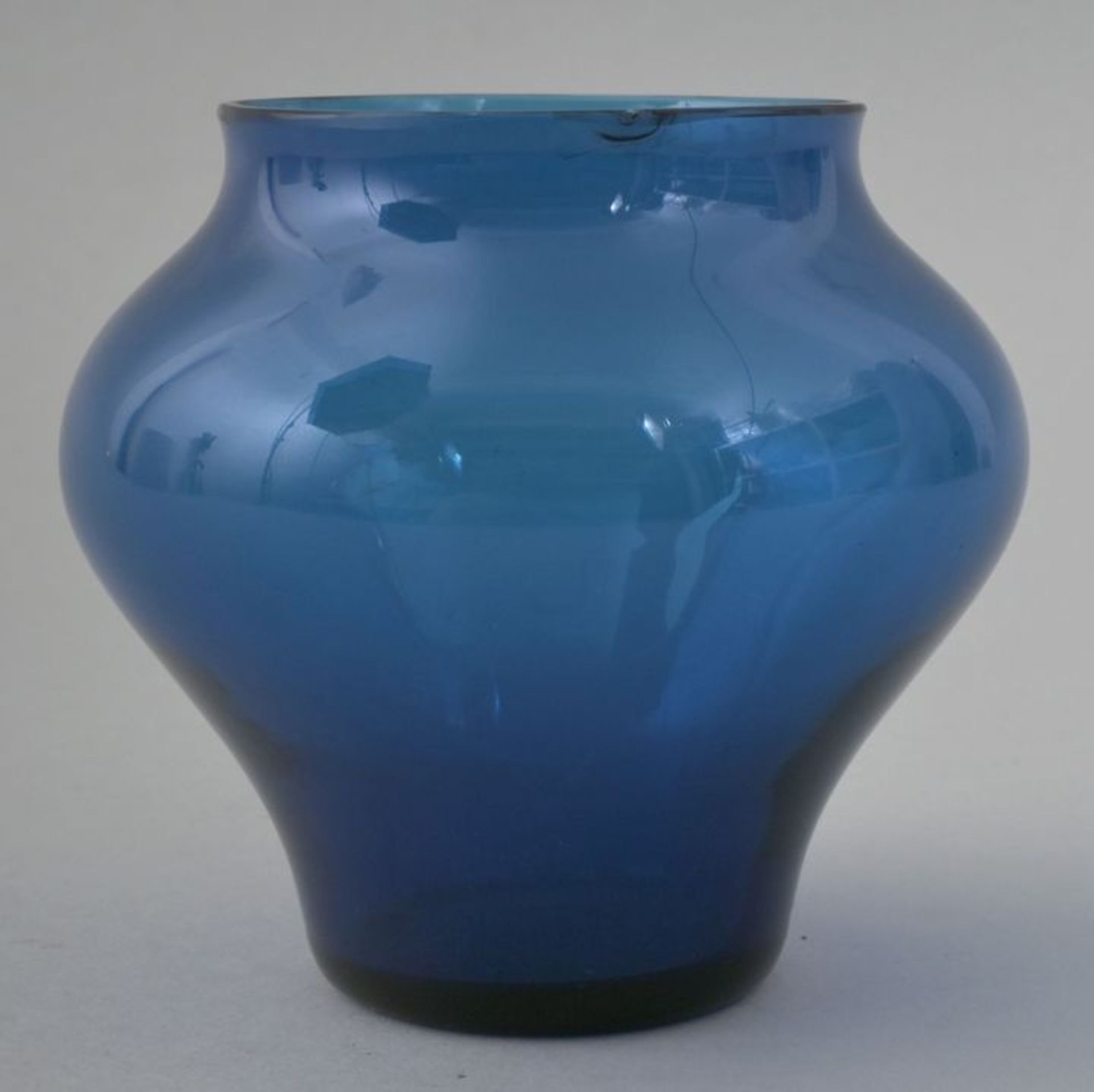 Kleine Vase, Lauscha (?), 20. Jh.Blaues transparentes Glas, Balusterform, oberer Rand gechipt