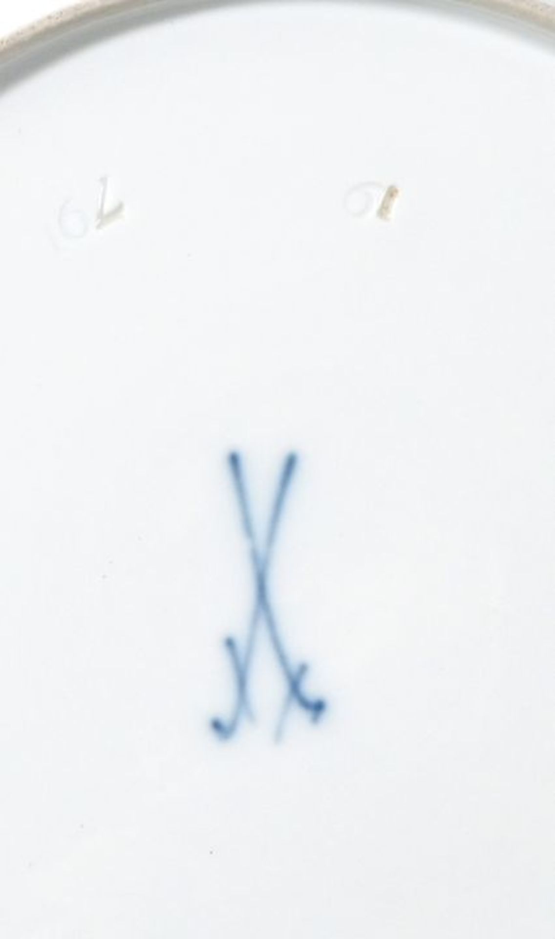 Teller, Meissen, 18./ 19. Jh.Porzellan, weiß, Reliefzierrat Neumarseille. Auf der Fahne ligi - Bild 2 aus 2