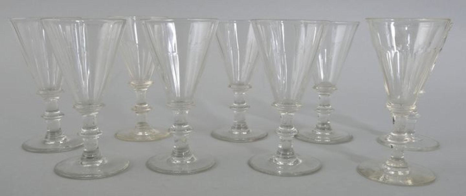 Neun Kelchgläser (Likör/ Süßwein), deutsch, 2. H. 19. Jh.Farbloses Glas, Scheibenfuß, Sc