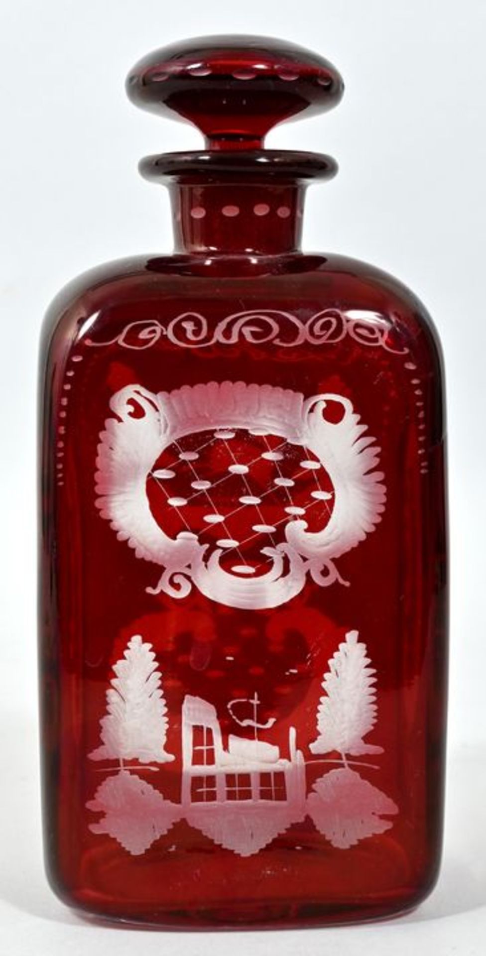Flasche/ Karaffe, Böhmen, 20. Jh.Farbloses Glas, rot gebeizt, matt geschnittenes Dekor, sog.