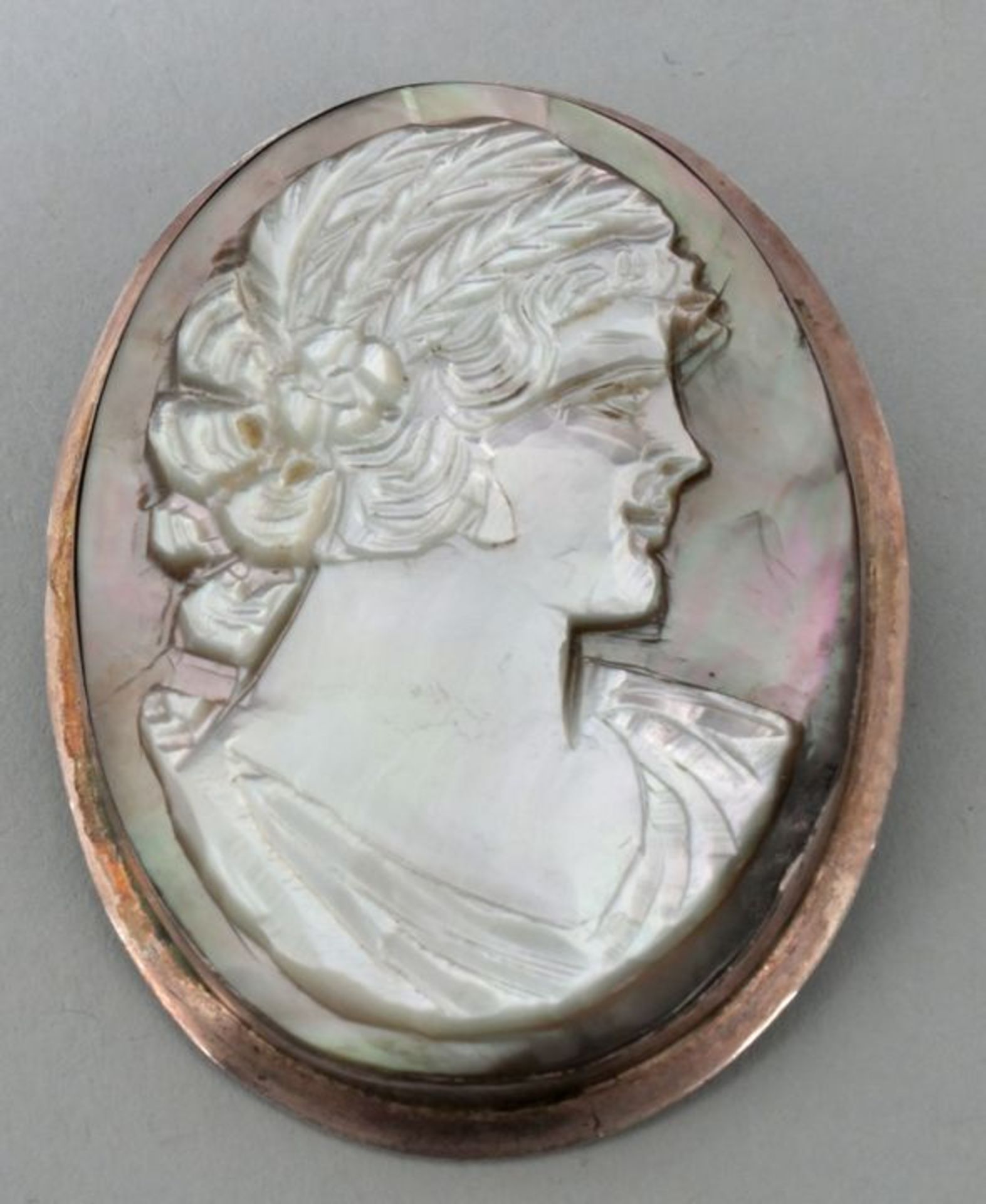 Brosche mit Profil einer DamePerlmutt, Silber Sammlernummerierung auf der Rückseite, H. 4,2