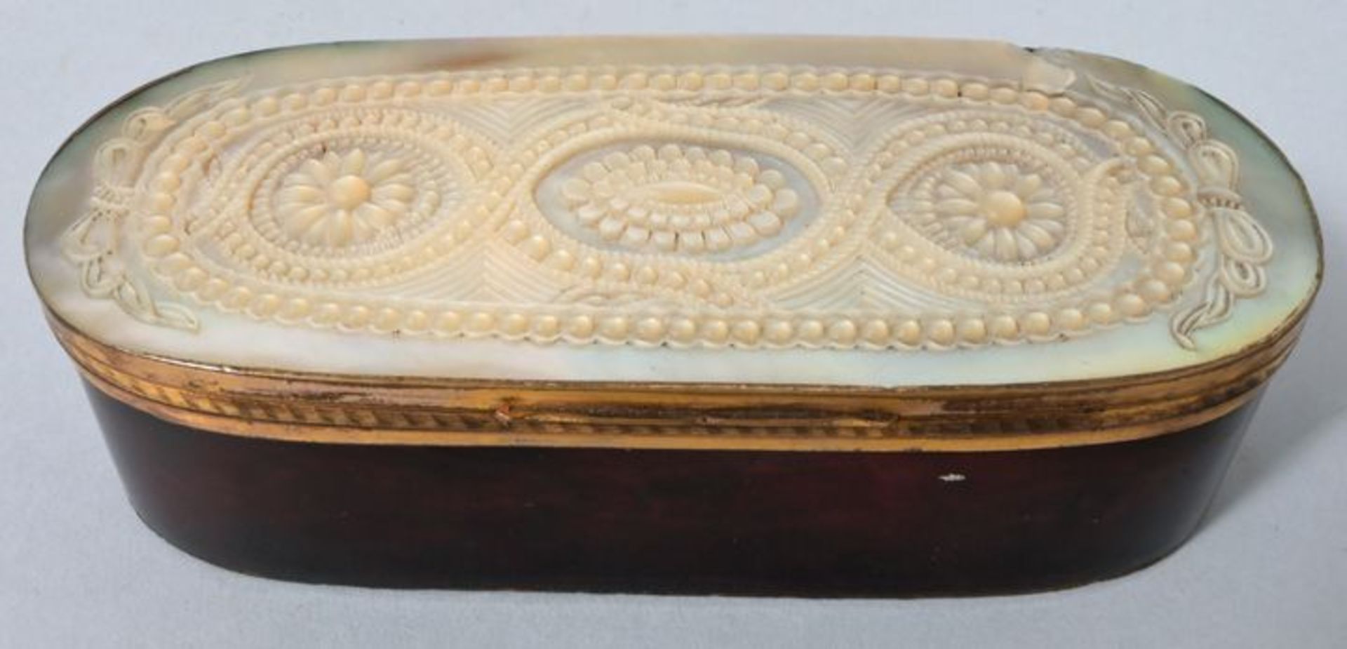Holzdose mit PerlmuttauflagePerlmutt, Holz Zustand altersgemäß/Abplatzungen auf der Unterse