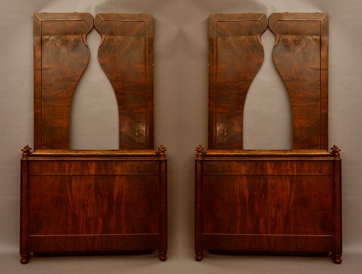 Paar Bettgestelle, 2. H. 19. JahrhundertMahagoni auf Nadelholz furniert, Bettpfosten mit gedr