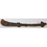 Bronzegewicht in Form eines Schwerts, Ghana, AshantiBronze/ Gelbguss, auf der Klinge Applikat