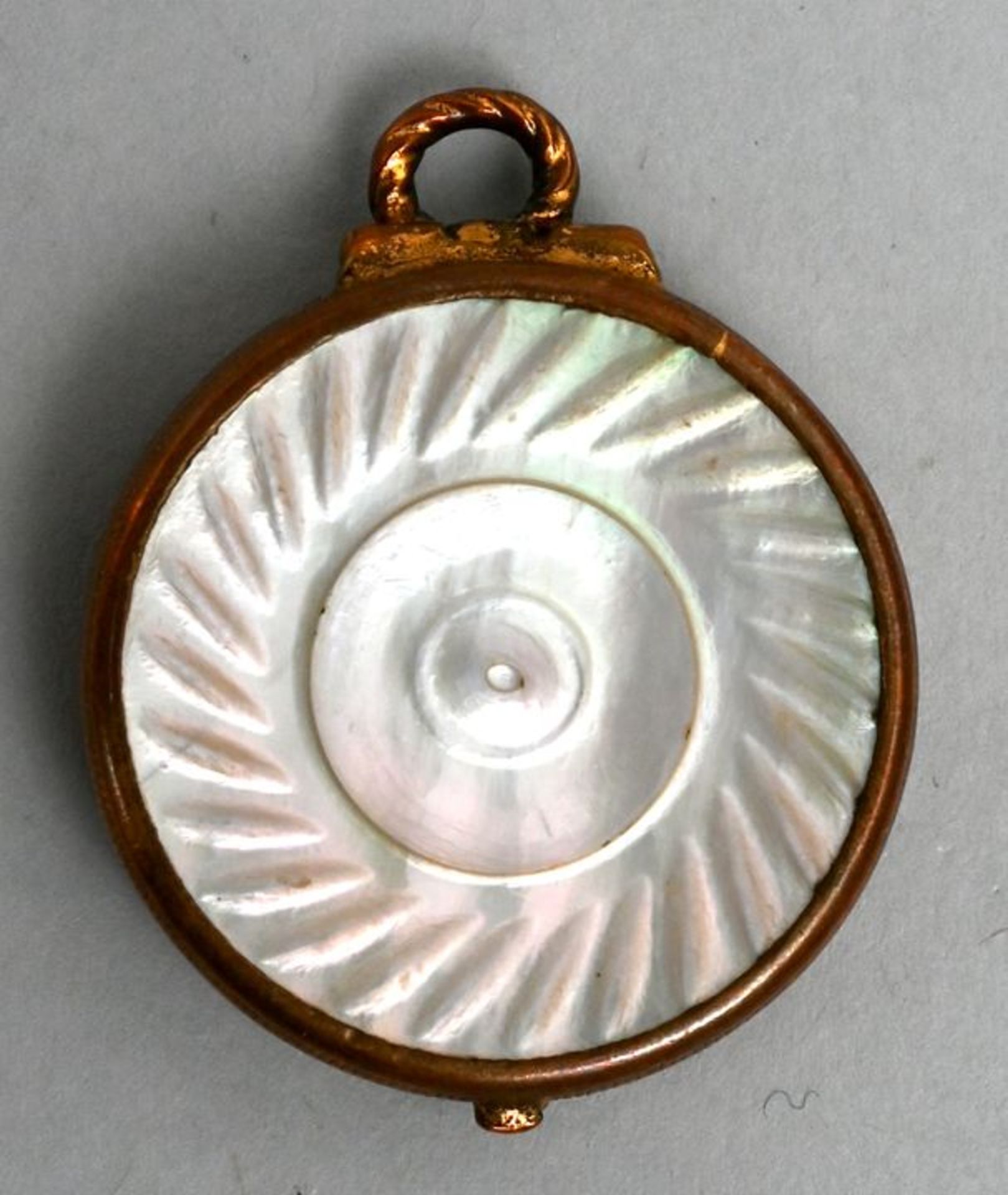 Perlmutt Medaillon mit floraler InnengestaltungPerlmutt, Bronze/Messing Mother of Pearl locke