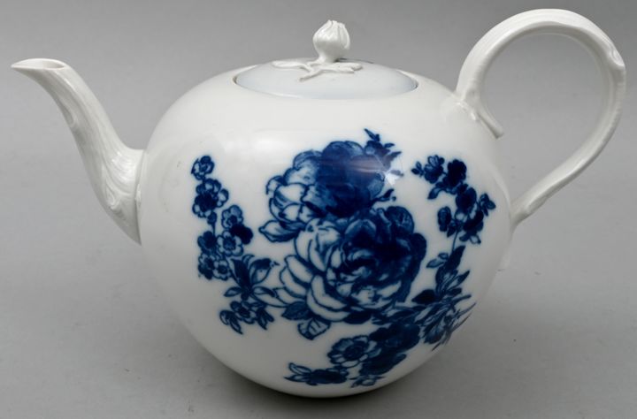 Teekanne, Meissen, um 1900Porzellan, Neuer Ausschnitt, Aquatintadruckdekor Blaue Blume und In