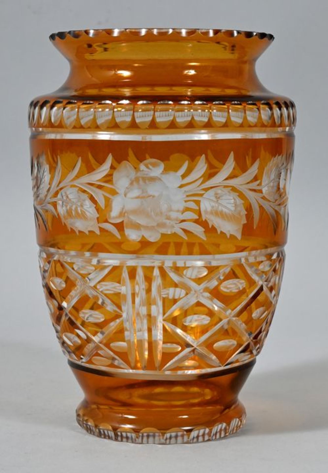 Vase, Böhmen, 20. Jh.Kristallglas, gelb gebeizt, Schliffdekor und eingeschiffene Rosenranke.