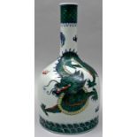 Flaschenvase, China, im Stil KangxiPorzellan, In Unterglasurblau, Grün, Gelb und Eisenrot de