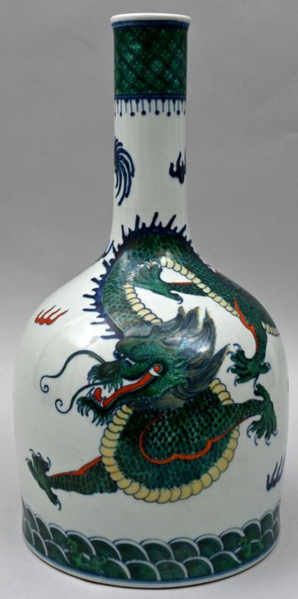 Flaschenvase, China, im Stil KangxiPorzellan, In Unterglasurblau, Grün, Gelb und Eisenrot de