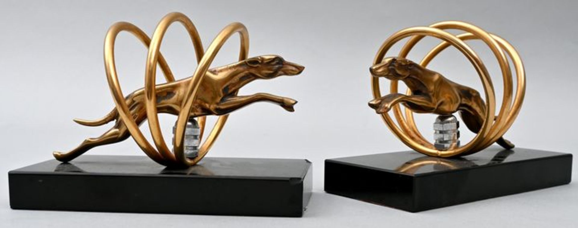 Paar Buchstützen (?), Art déco-StilKühlerfigur Windhund, Messing/ Bronze gegossen, im Spru