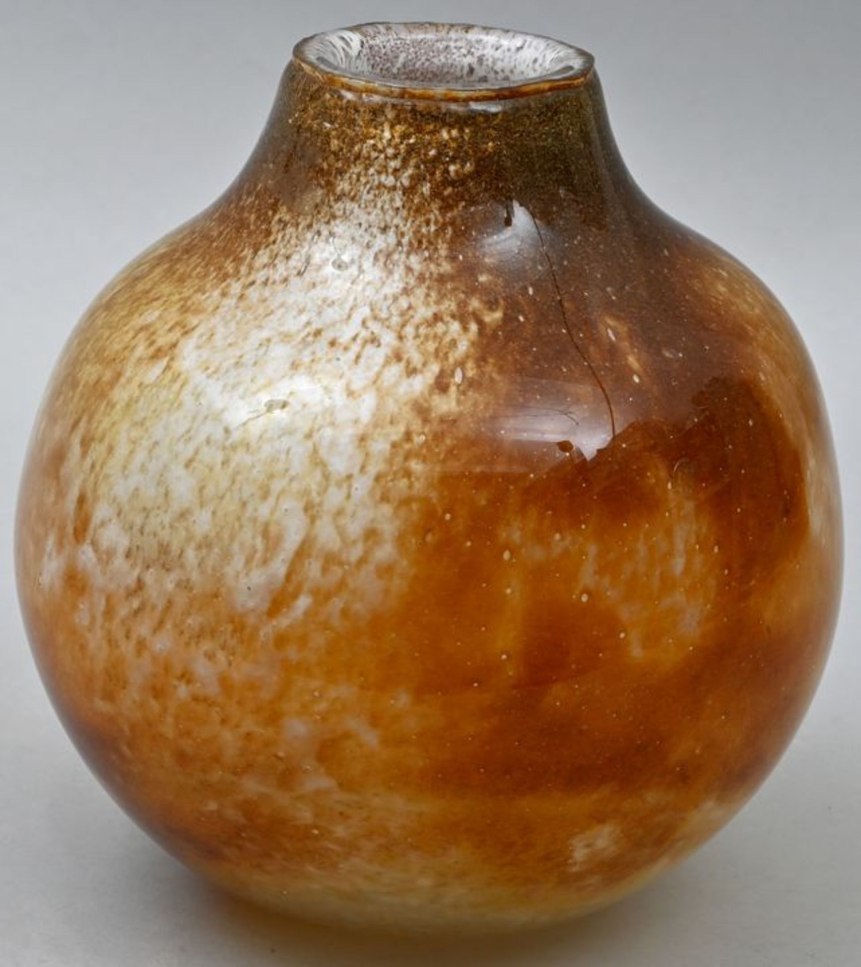 Studioglas-Vase, 1980Farbloses Glas mit wolkigen Pulvereinschmelzungen in Braun und Weiß. Ku