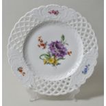 Teller, Meissen, 1924-33Porzellan, Fahne korbgeflechtartig durchbrochen mit drei Rocailleschi