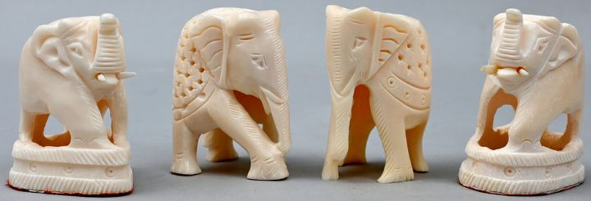 Vier Elefantenfiguren, AfrikaBein, hergestellt vor 1945 Zwei Elefanten mit fein geschnitzten