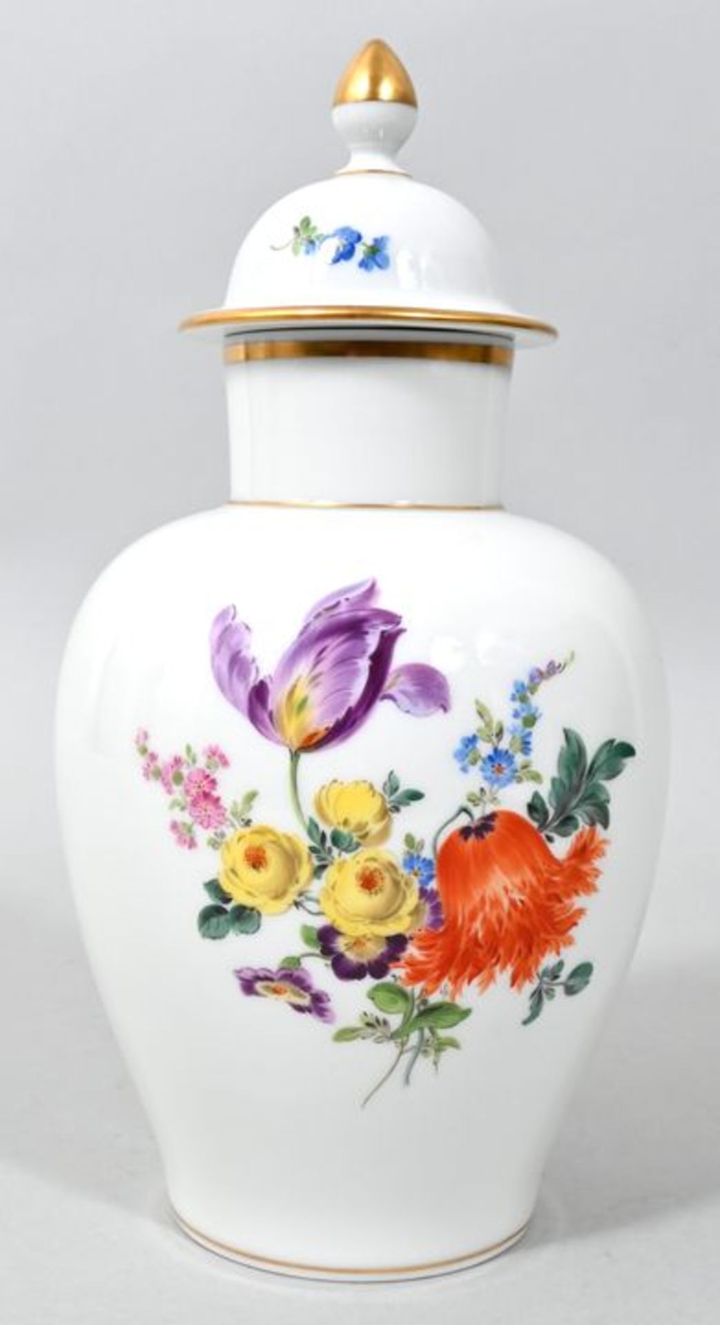 Deckelvase, Meissen, 2. H. 20. Jh.Porzellan, Dekor buntes Blumenbukett, Goldrand. Schwerterma