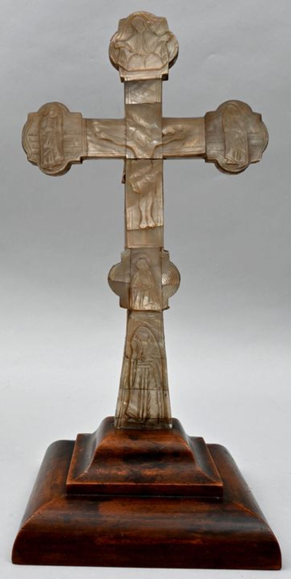 Perlmutt Kruzifix, 19./20. Jh.Perlmutt, Holz Mit Darstellungen von Christus am Kreuz und bete - Bild 2 aus 2