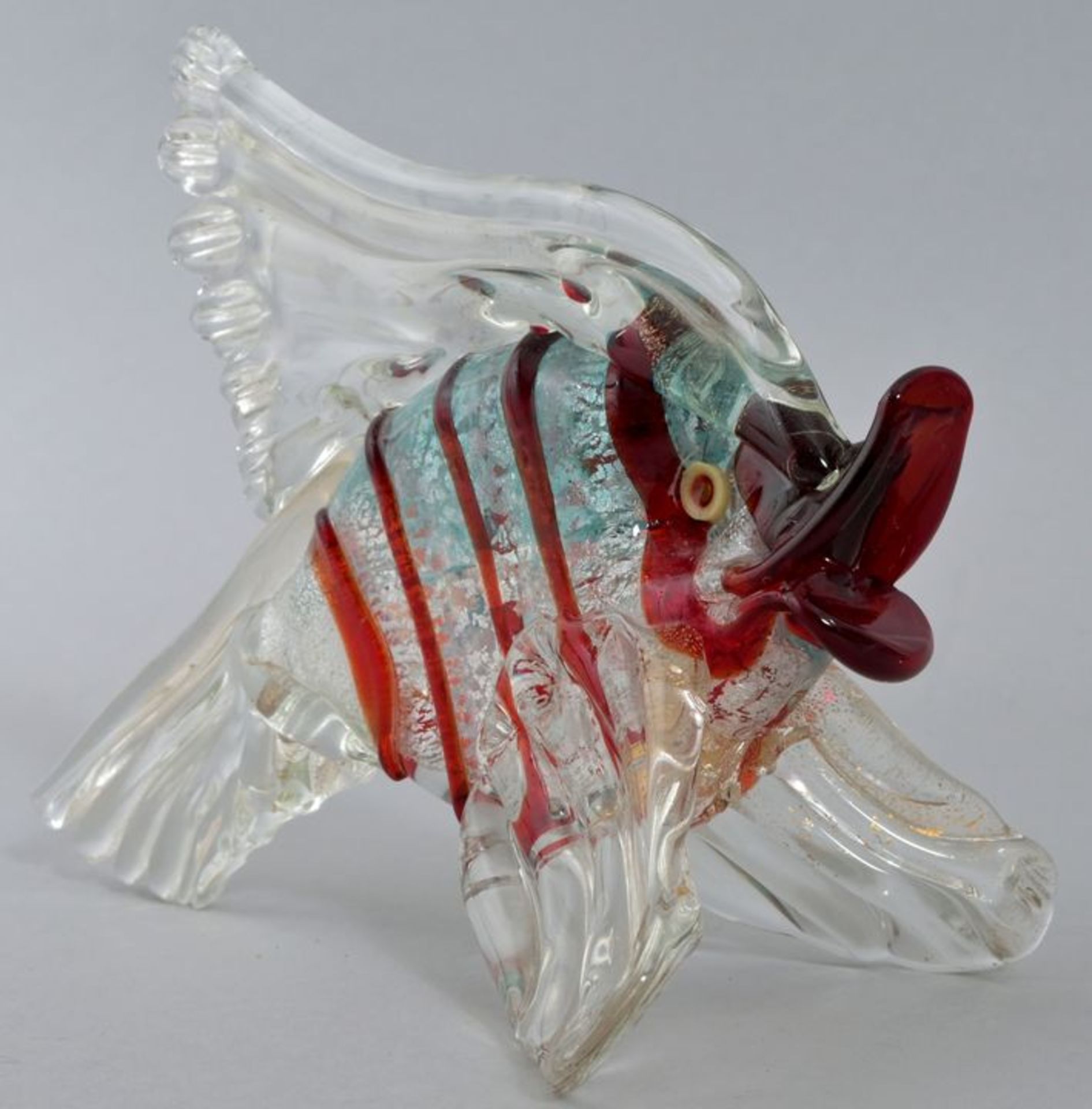 Dekoratives Glasobjekt Fisch, Italien/ Murano, 2. H. 20. Jh.Farbloses Glas mit roten Aufschme