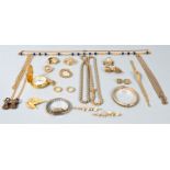 Konvolut Modeschmuck, 20. Jh.21 Teile, Metall mit Goldauflage. 4 Ketten und Kettenfragment (K