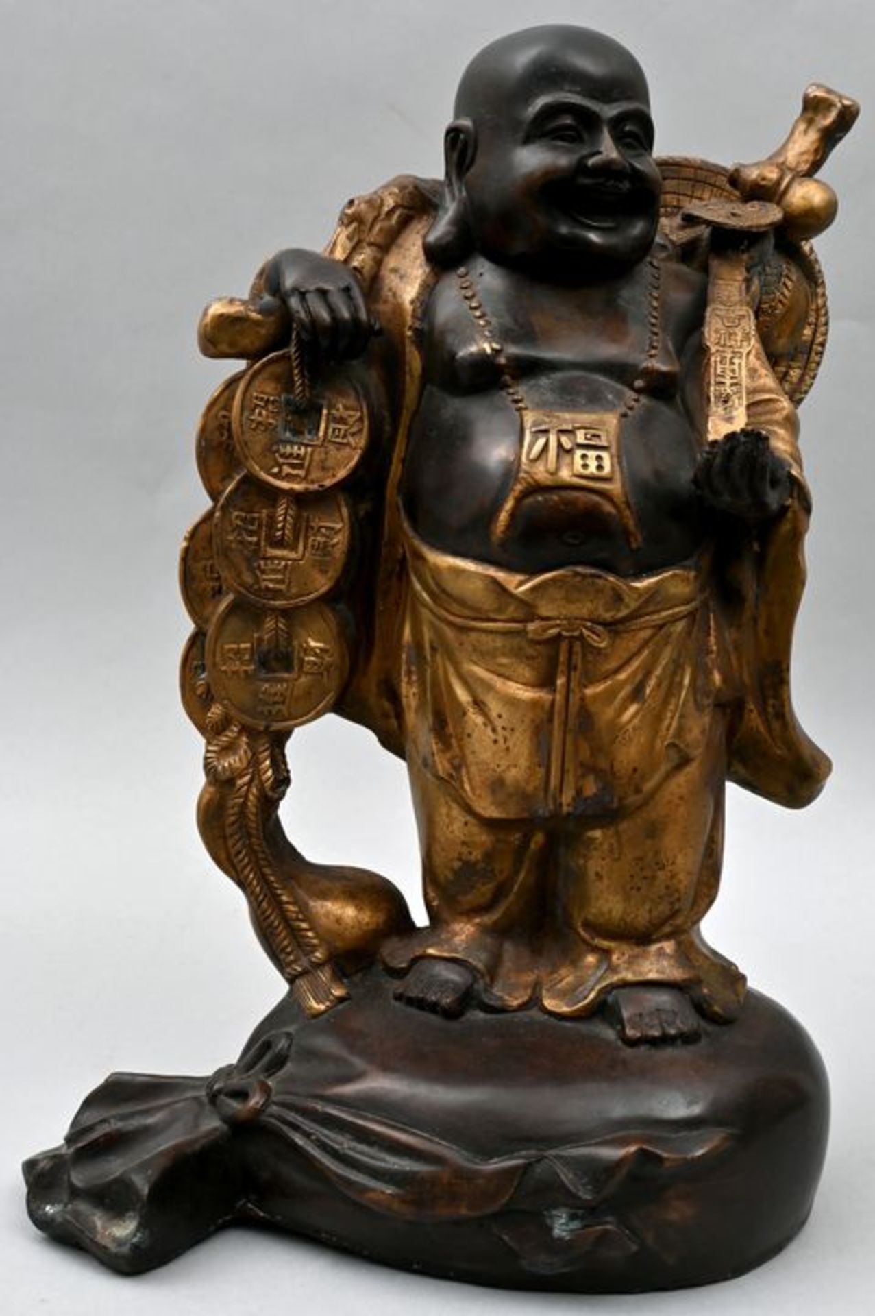 Lachender Buddha, ChinaBronze, partiell patiniert. Stehende Figur auf zugebundenem Sack, Glü