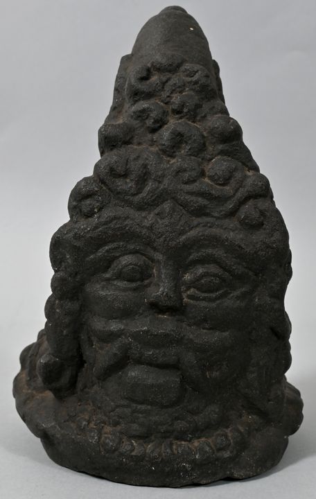 Hinduistische Gottheit, SüdostasienStein. Männliche Figur in Meditationssitz, Lotosthron. A - Image 2 of 2