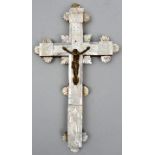 Perlmutt Kruzifix mit Christusfigur und trauernder Maria, JerusalemPerlmutt, Holz, Bronze/Mes