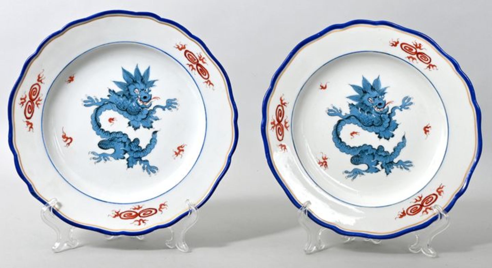 Zwei Teller, Meissen,1. H. 19. Jh.Porzellan, Neuer Ausschnitt, Dekor Mingdrache in Hellblau (