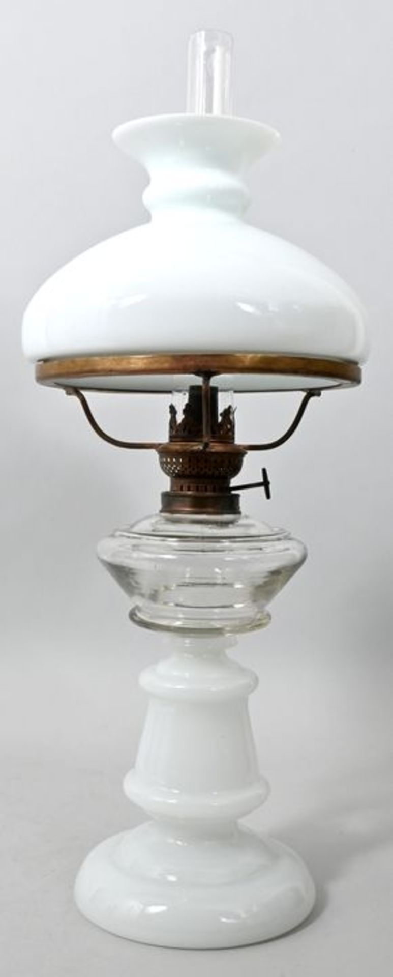 Petroleumlampe, um 1900Fuß Alabasterglas mit Abriss, Tank farbloses Glas. Runddocht-Brenner