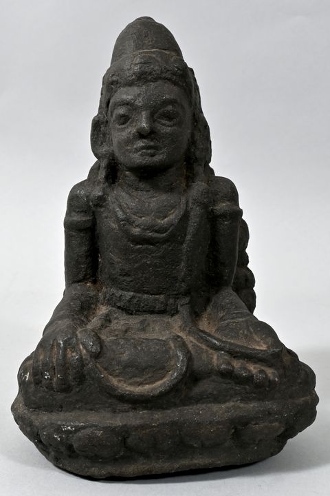 Hinduistische Gottheit, SüdostasienStein. Männliche Figur in Meditationssitz, Lotosthron. A