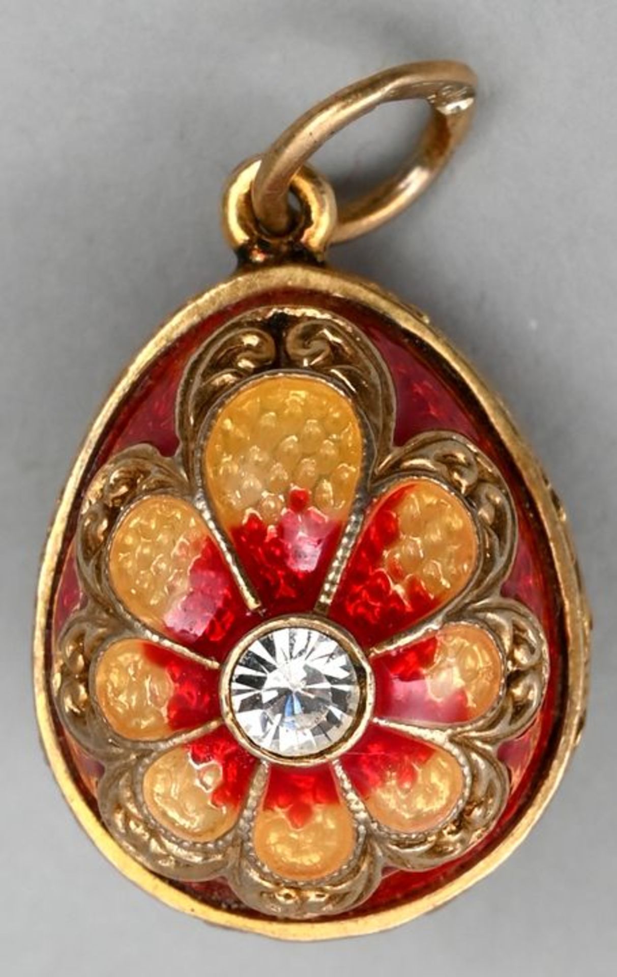 Schmuckanhänger im Fabergé-Stil, 20. Jh.Eiform. Silber (925), in Rot und Gelb emailliert, B