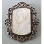 Brosche mit HerrenporträtPerlmutt in Metall gefasst, Sammlernummerierung auf der Rückseite,