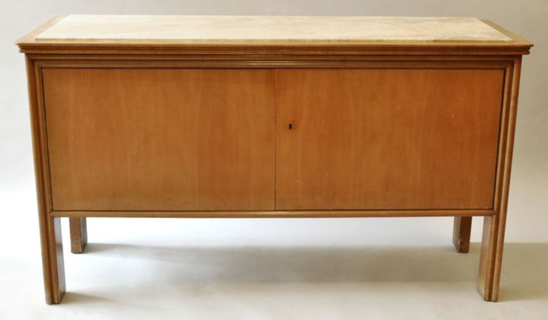 Sideboard / Anrichte. 1950er JahreLaubholzfurnier (Rüster) auf Weichholz. 1950er Jahre. Quer