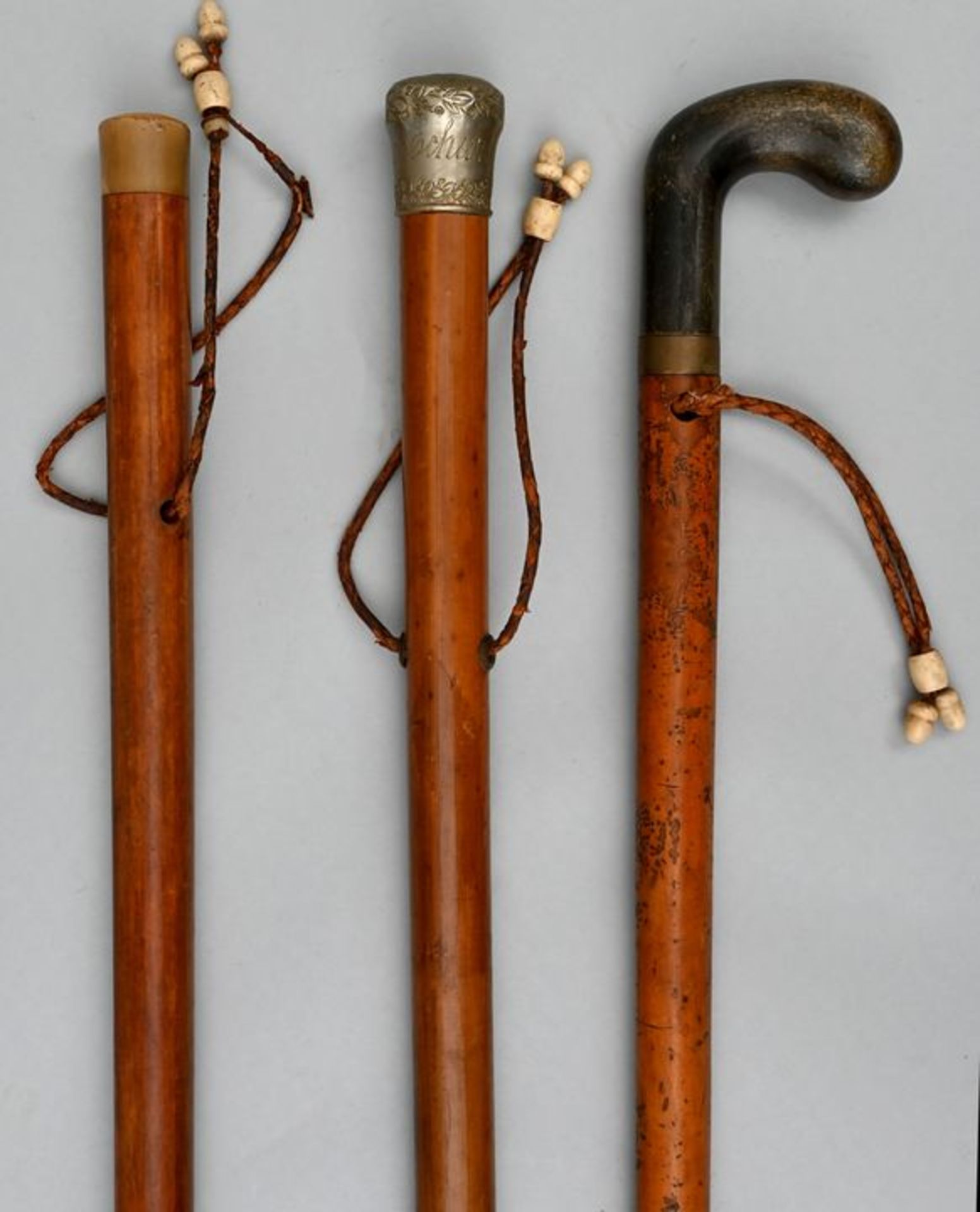 Drei Spazierstöcke, Frankreich u.a. , 19. Jh.a) Kolbengriff Horn, Manschette Messing, Schuss