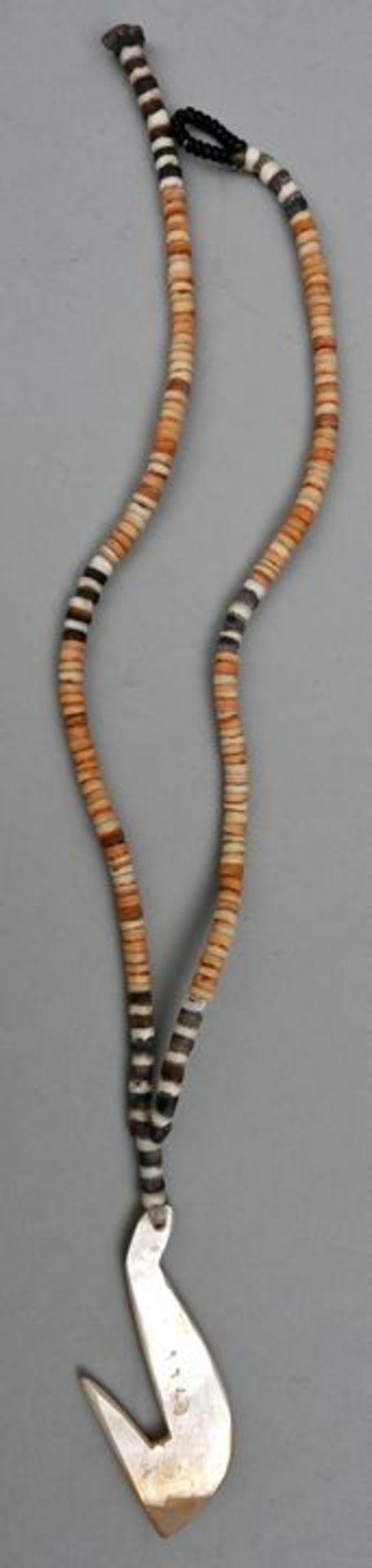 Kette mit Fischhakenanhänger aus Perlmutt, vermutlich aus Samoa, PerlmuttKettenlänge 28 cm,