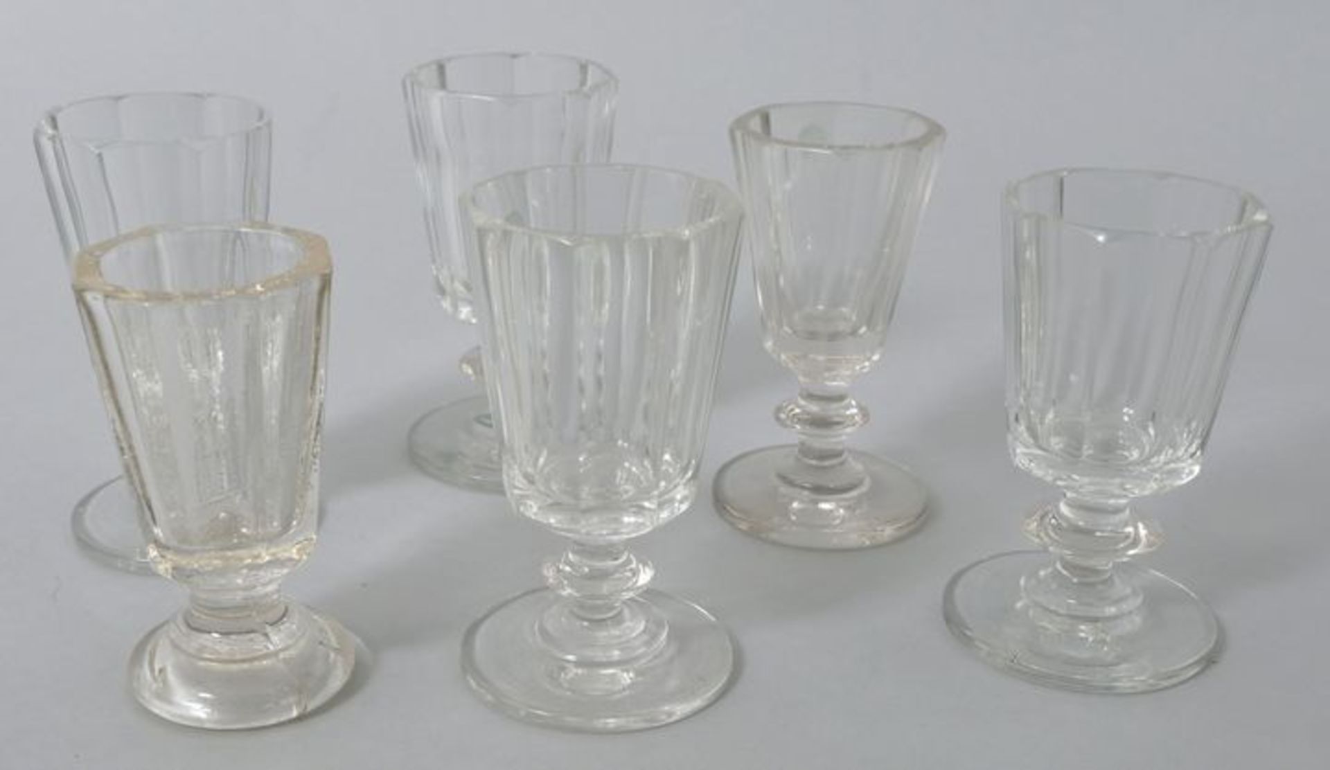 6 Kelchgläser (Schnaps/ Süßwein), deutsch, 2. H. 19. Jh.Farbloses Glas, 1 St. Pressglas, S