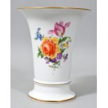 Vase, Meissen, 2. H. 20. Jh.Porzellan, Trichterform, buntes Blumenbukett, Goldrand. Schwerter