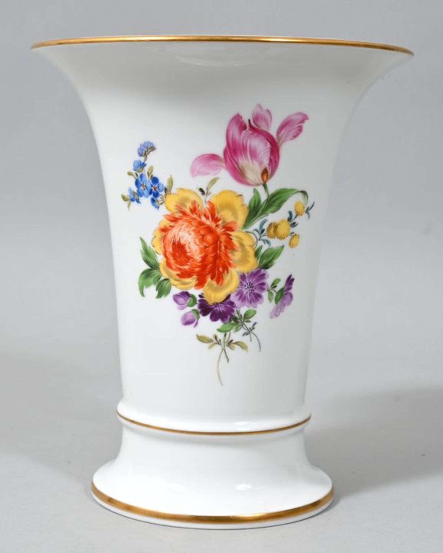 Vase, Meissen, 2. H. 20. Jh.Porzellan, Trichterform, buntes Blumenbukett, Goldrand. Schwerter