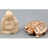 Buddhafigur und Schildkrötenanhänger, AsienElfenbein, hergestellt vor 1945 teilweise kolori