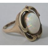 Damenring mit Opal, um 1900/ Anf. 20. Jh.Fassung Gold 8 K, asymmetrische Jugendstil-Ornamenti